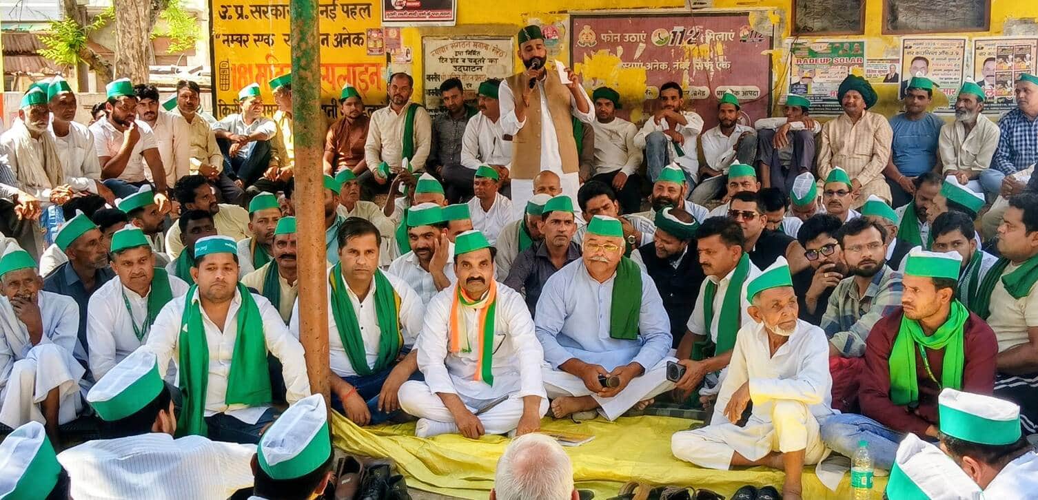 भाकियू (भानु) के कार्यकर्ता तहसील में सांकेतिक धरना देते हुए। (मवाना)