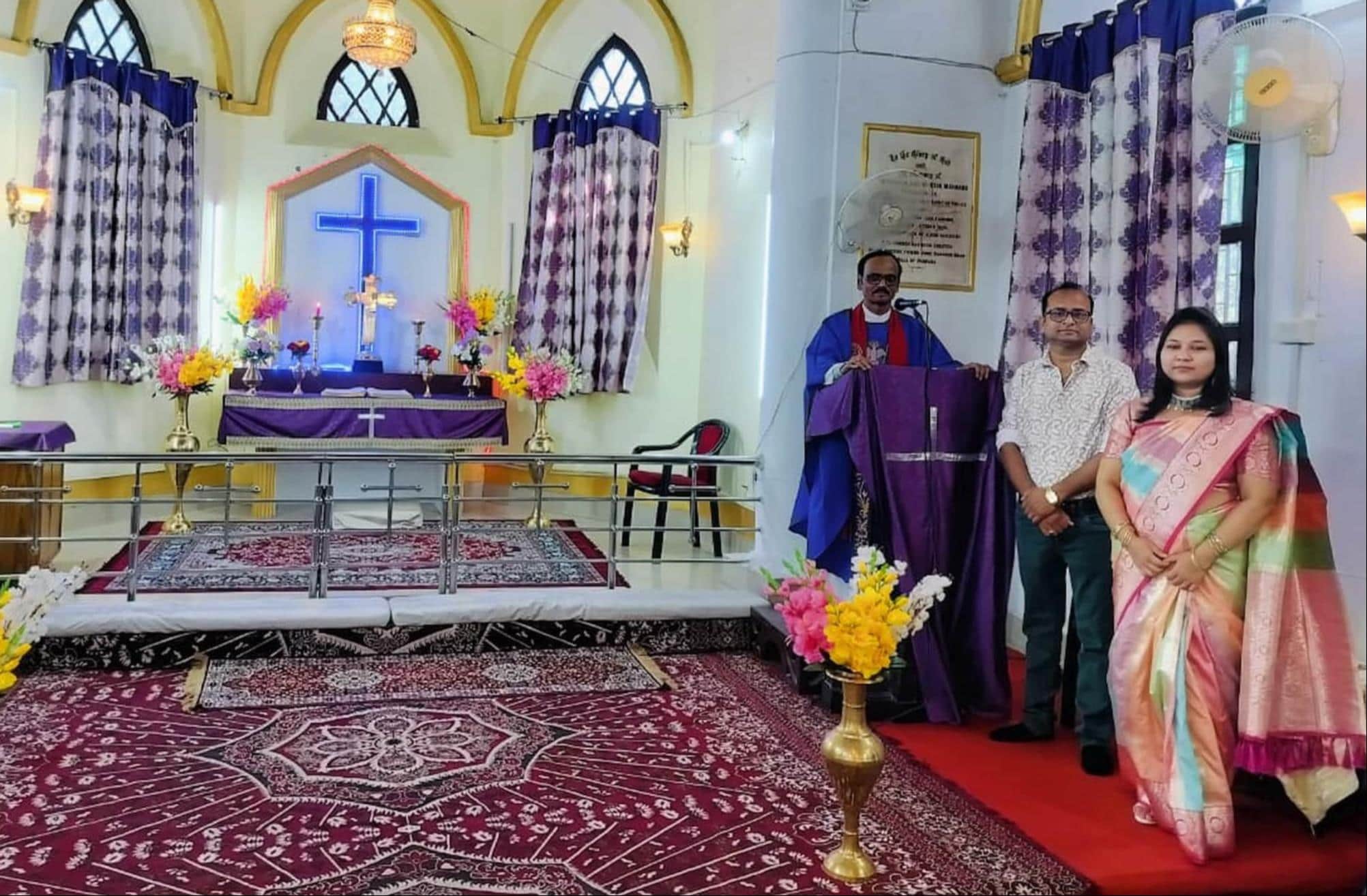 बहराइच के जेल रोड स्थित सीएनआई चर्च में ईस्टर के अवसर पर प्रार्थना सभा को संबोधित करते पादरी।