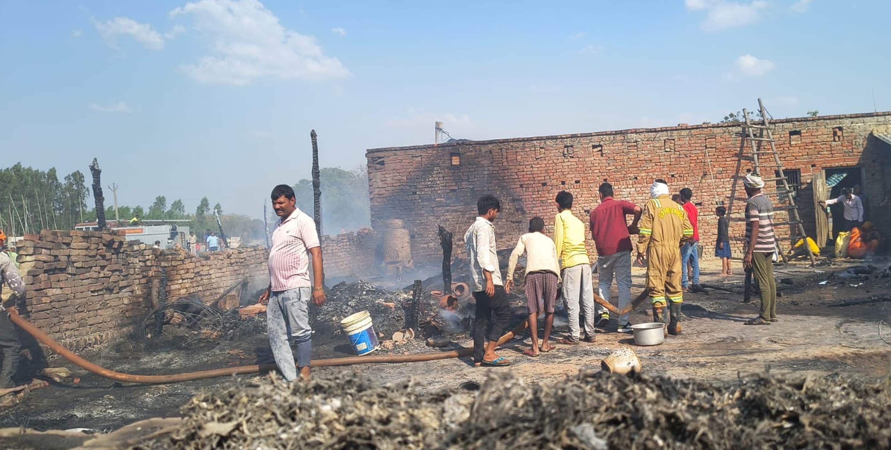 बलरामपुर के भंभरी में लगी आग को बुझाते ग्रामीण ।-संवाद