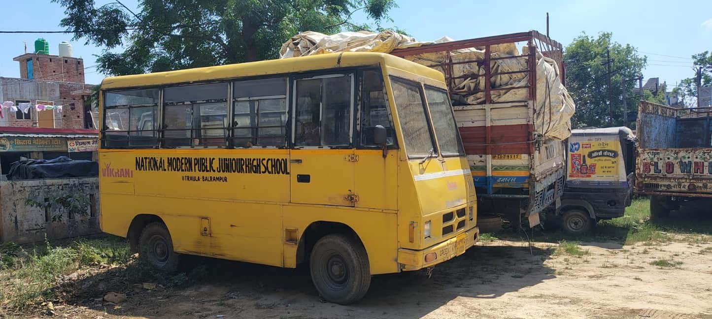 बलरामपुर के एआरटीओ कार्यालय में खडे़े सीज किए गए स्कूली वाहन ।-संवाद