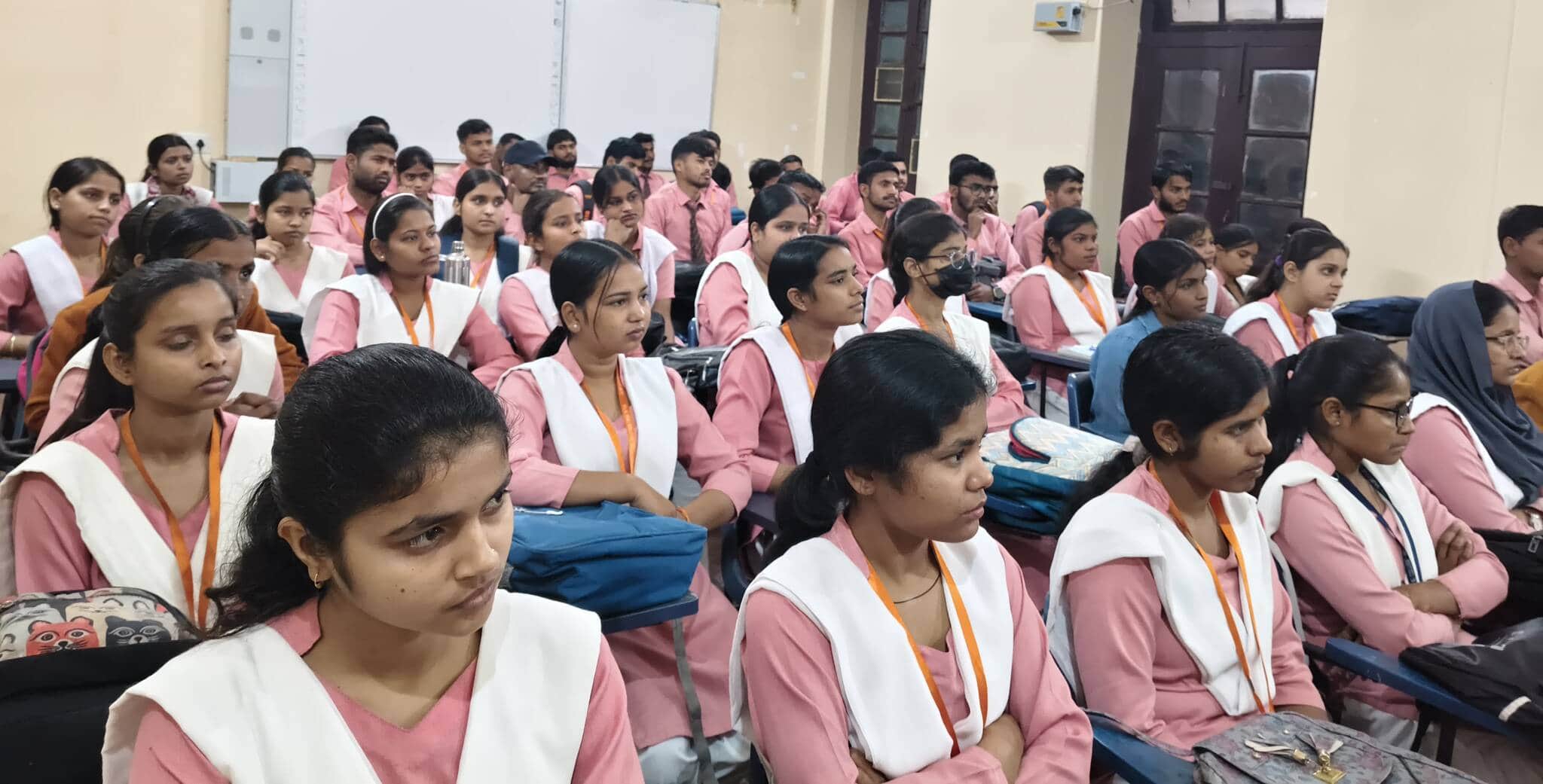 बलरामपुर के एमएलके पीजी कॉलेज में पढ़ाई करती छात्राएं ।-स्रोत : महाविद्यालय