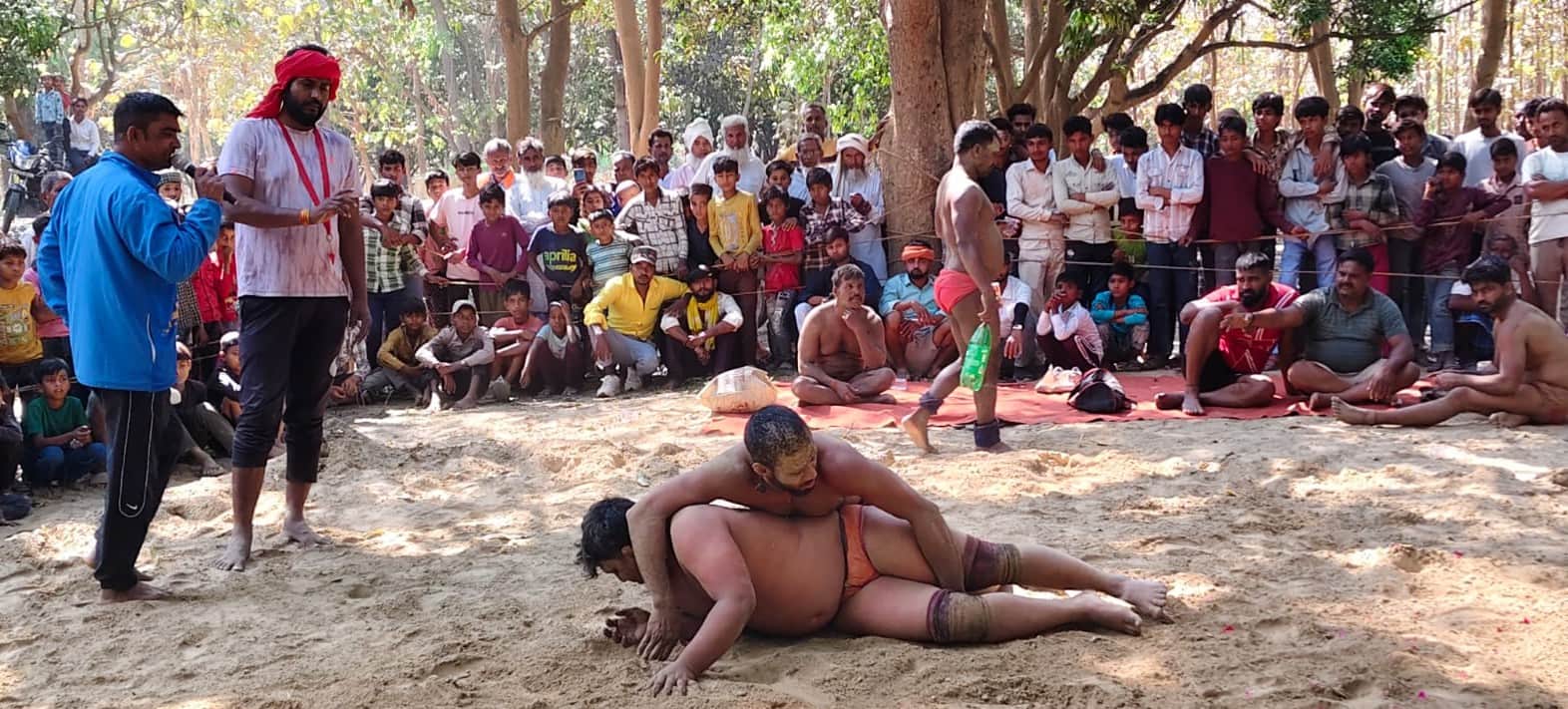 बलरामपुर के पचपेड़वा मध्यनगर में आयोजित दंगल में दमखम दिखाते पहलवान।-संवाद