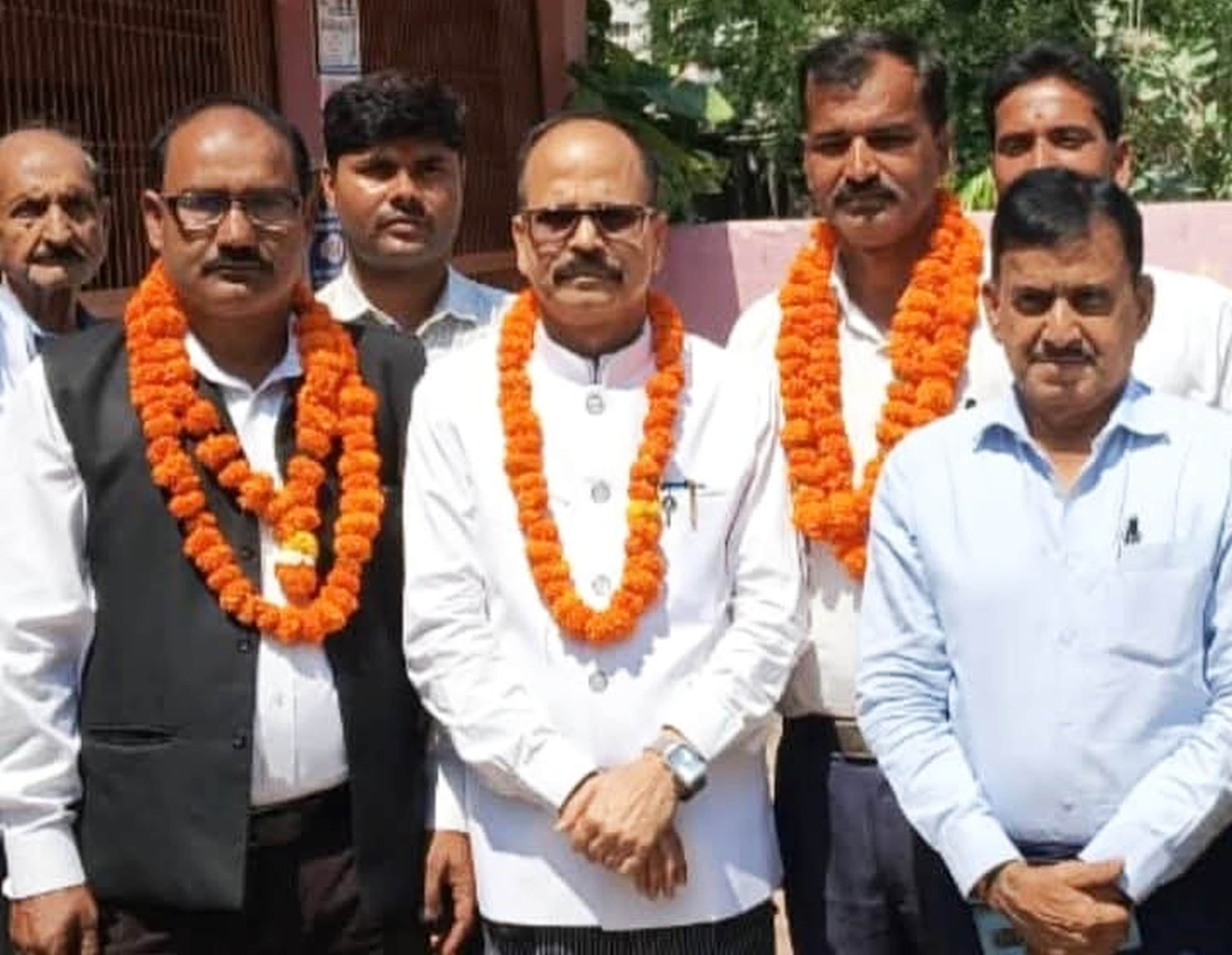बलरामपुर में तहसील में नवनिर्वाचित अध्यक्ष कमलेश्वर सिंह (बीच में) के साथ मौजूद महामंत्री दोनों