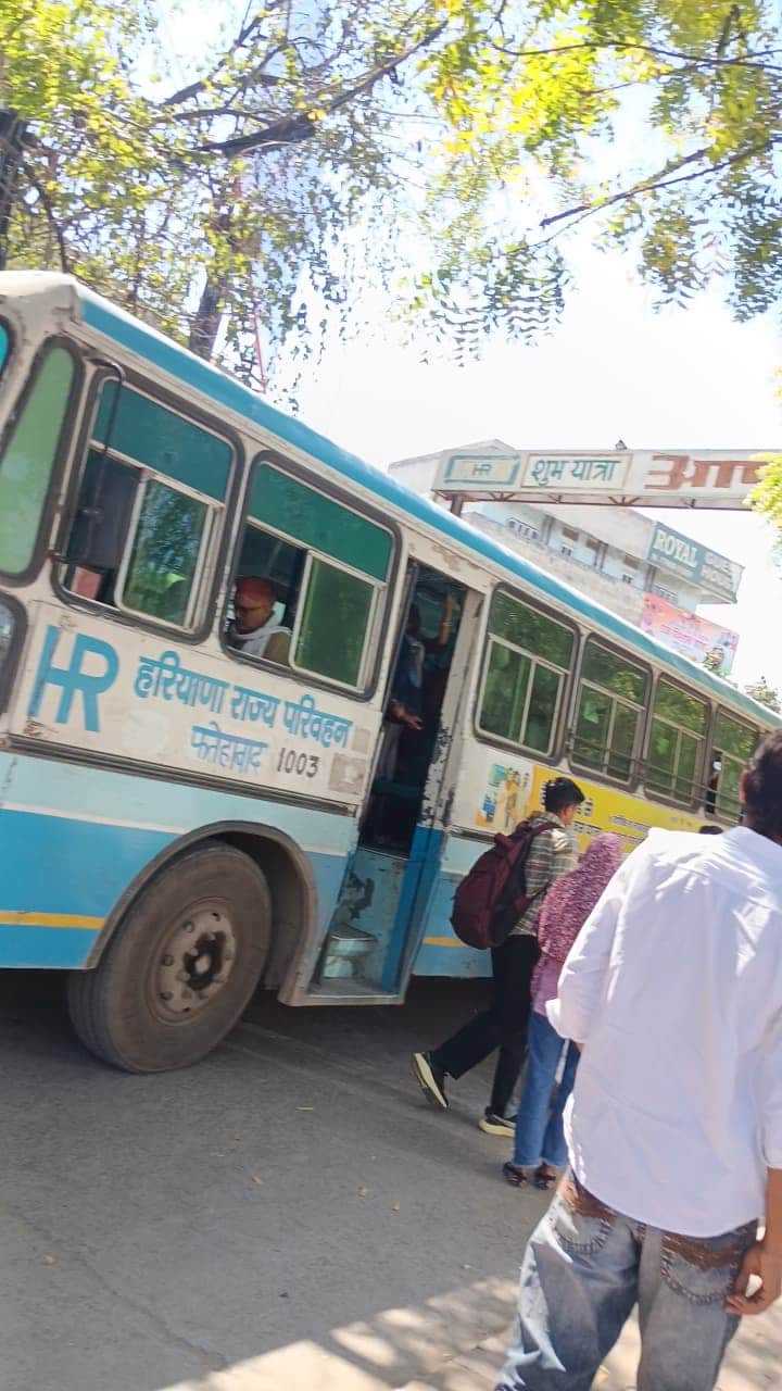 बस स्टैंड के बजाय वर्कशॉप में रोकी गई रोडवेज बस। 