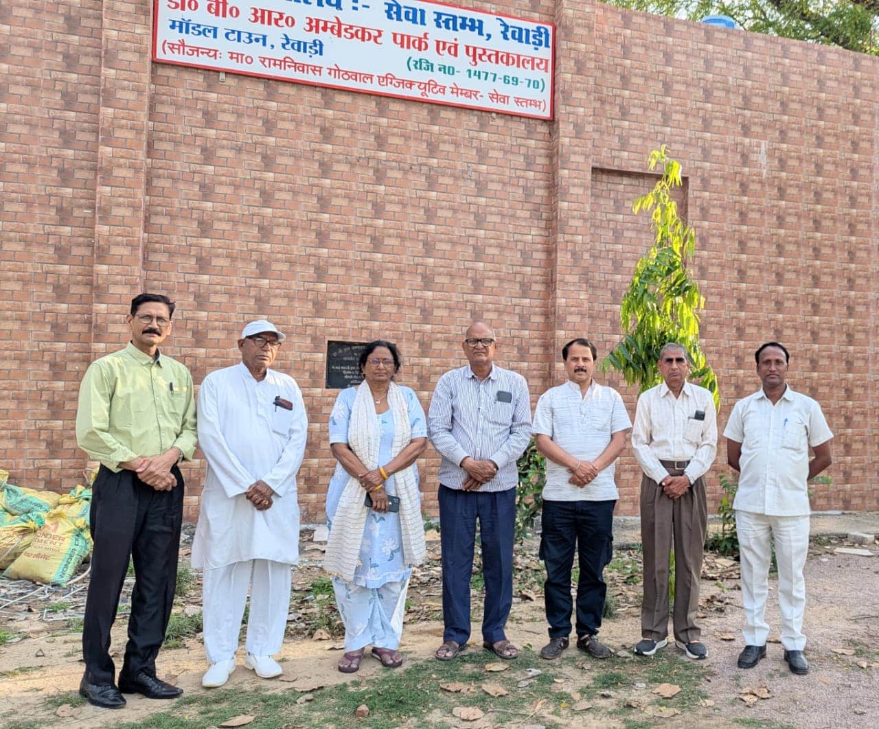 बैठक में भाग लेते सेवा स्तंभ के सदस्य। स्रोत: संगठन