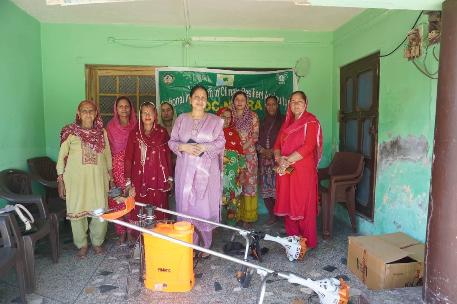 बाड़ी मझेड़वा में में आयोजित निक्रा परियोजना के शिविर में मौजूद किसान। स्रोत : किसान