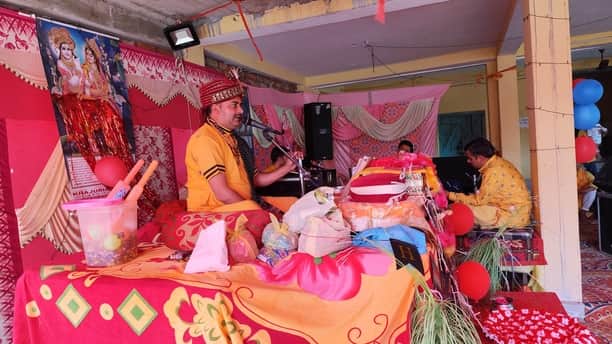 बड़गांव शिव मंदिर में कथा वाचन करते आचार्य। संवाद