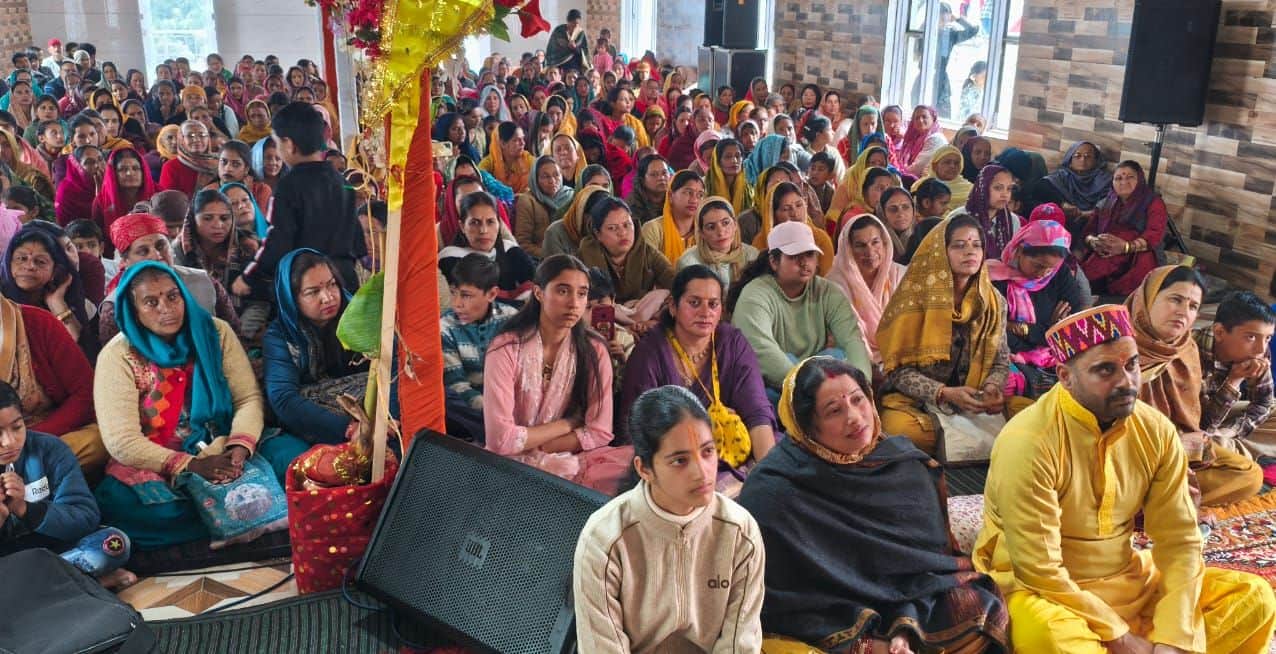 चायल के काली टिब्बा मंदिर में श्रीमद्भागवत कथा के अंतिम दिन मौजूद श्रद्धालु। स्रोत : आयोजक