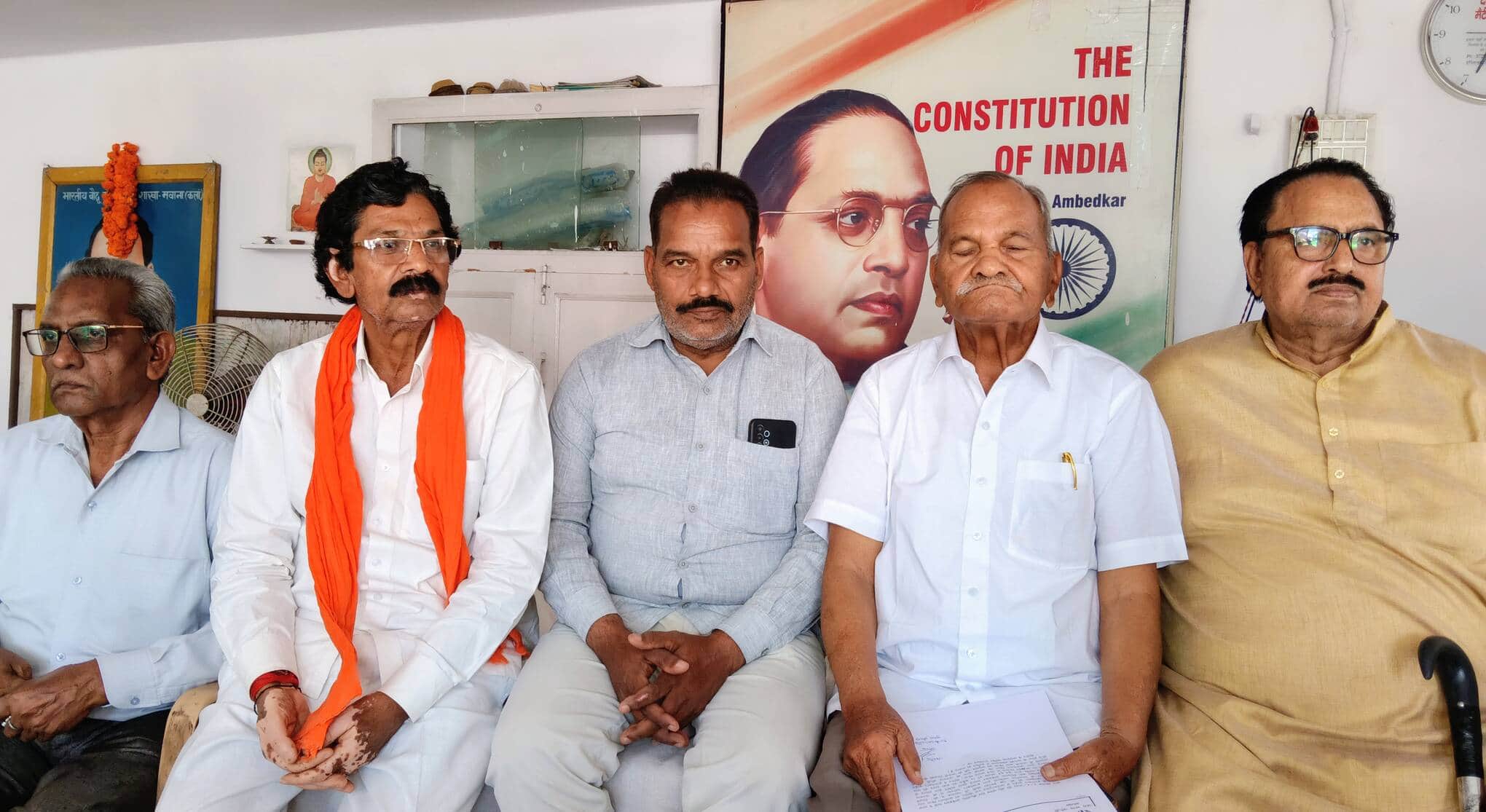 डाॅ. आंबेडकर जयंती के बारे में जानकारी देते आयोजक। संवाद