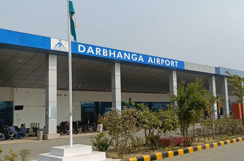 Bihar News :IndiGo flight Mumbai diverted to Varanasi, passenger protest, flight arrived in Darbhanga