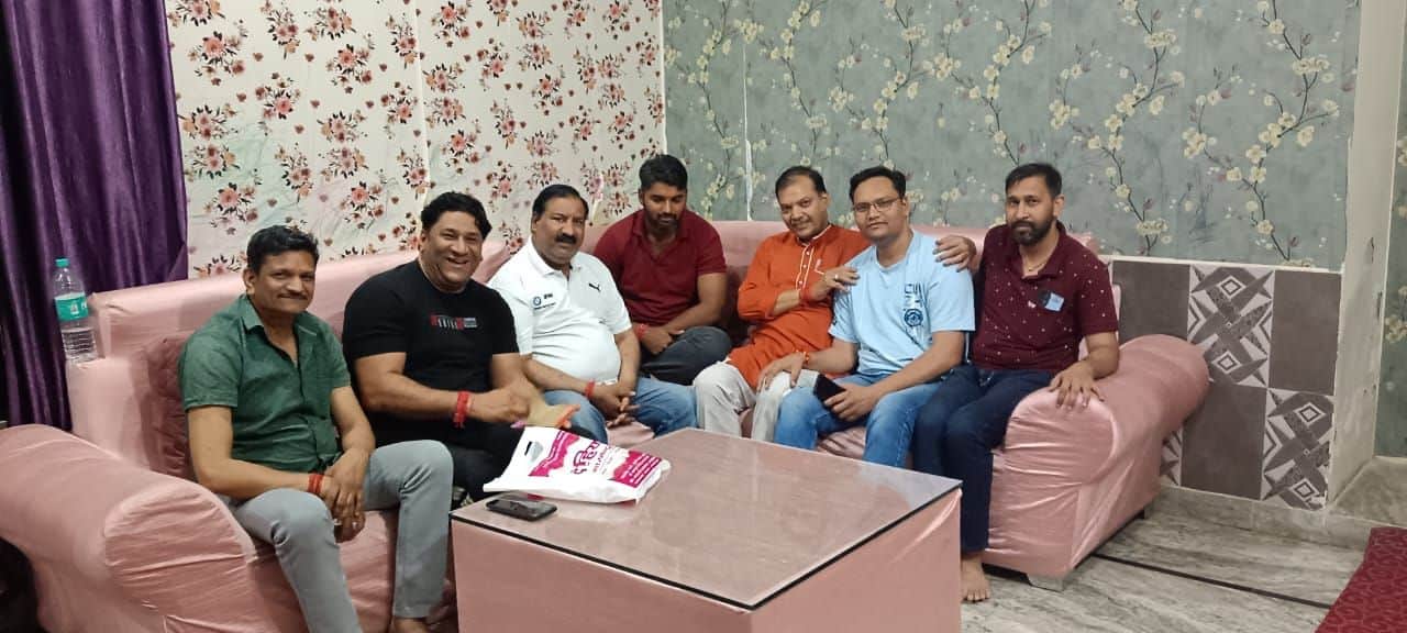 फोटो 01 बैठक में शामिल क्लब के सदस्य। क्लब