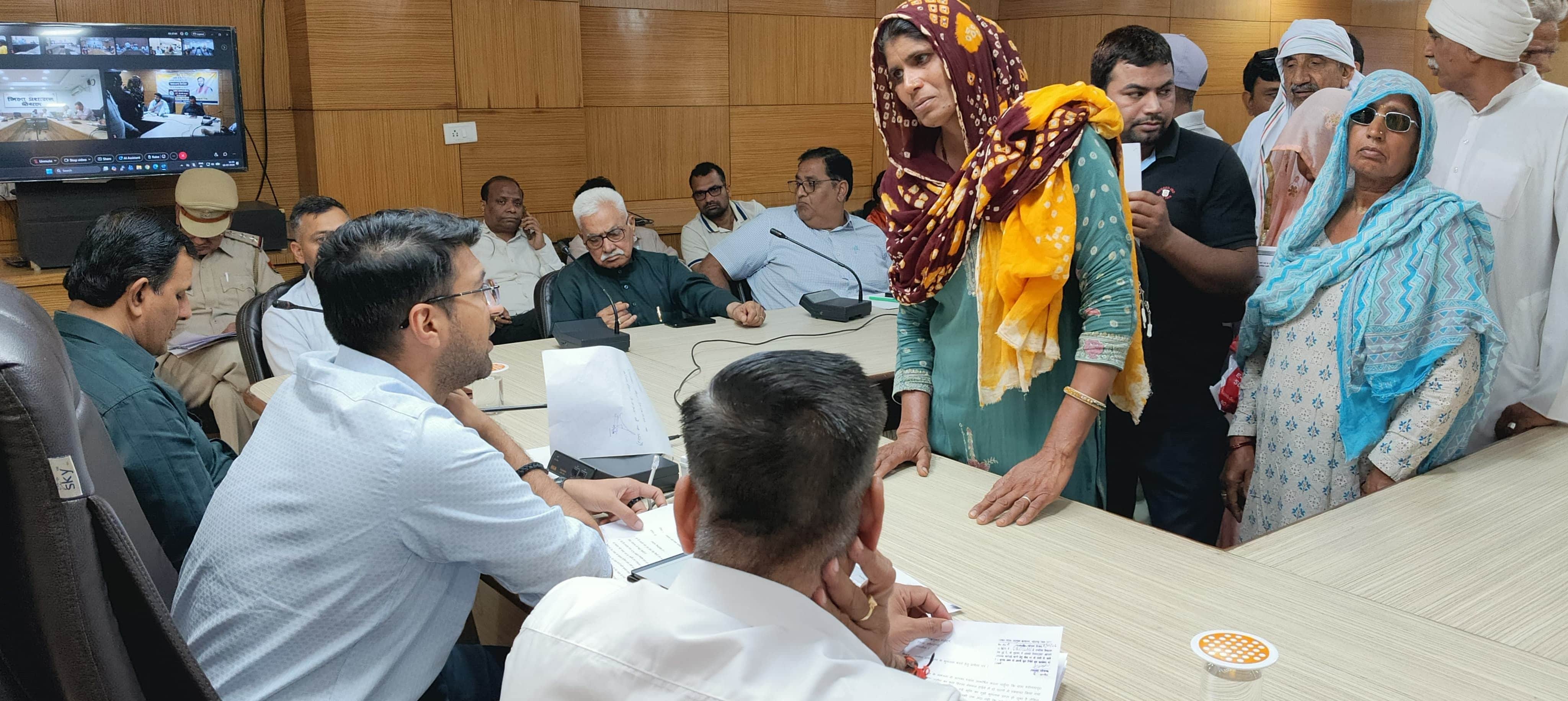 फोटो 04 आमजन की शिकायत सुनते एसडीएम। विभाग