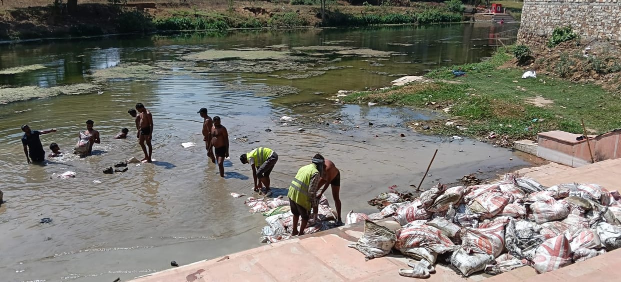 The campaign to remove the bags of the coffer dam started, 300 bags were removed.