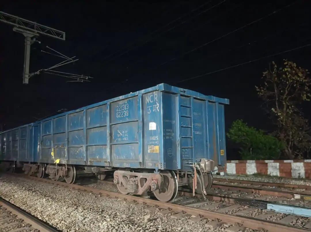 A goods train broke in two parts due to a broken coupling, disrupting the Mumbai-Howrah rail route for a quarter of an hour.