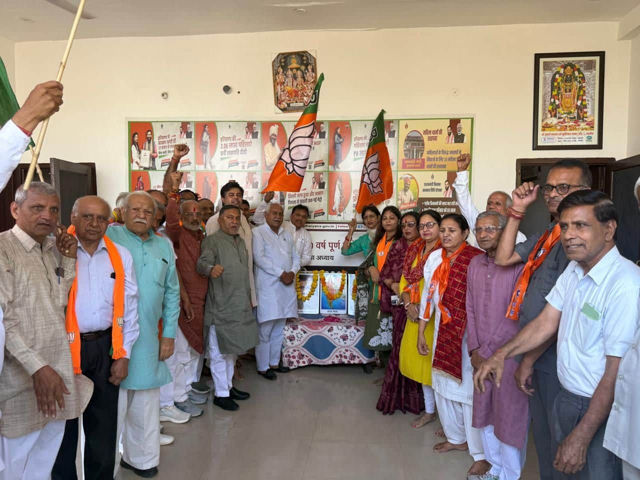 फोटो 06 पार्टी का स्थापना दिवस मनाते विधायक व कार्यकर्ता। पार्टी