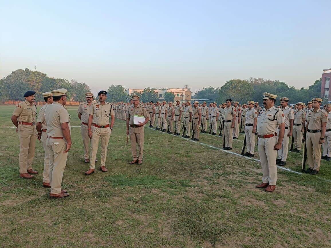 फोटो 09 परेड के दौरान निरीक्षण करते एसपी। पुलिस