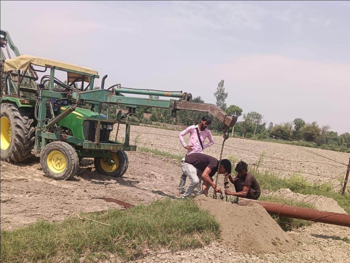 फोटो-10 अमृतपुर क्षेत्र के गांव नगला हूसा के पास 33केवी लाइन का पोल लगाते बिजली कर्मी। स्रोत : 