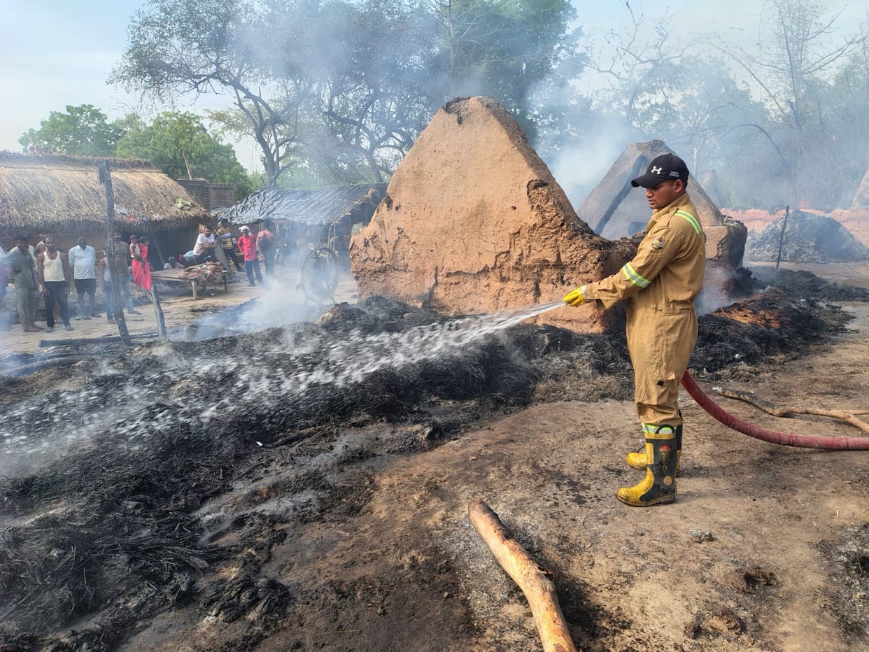 11 houses reduced to ashes in a fire caused by unknown reasons