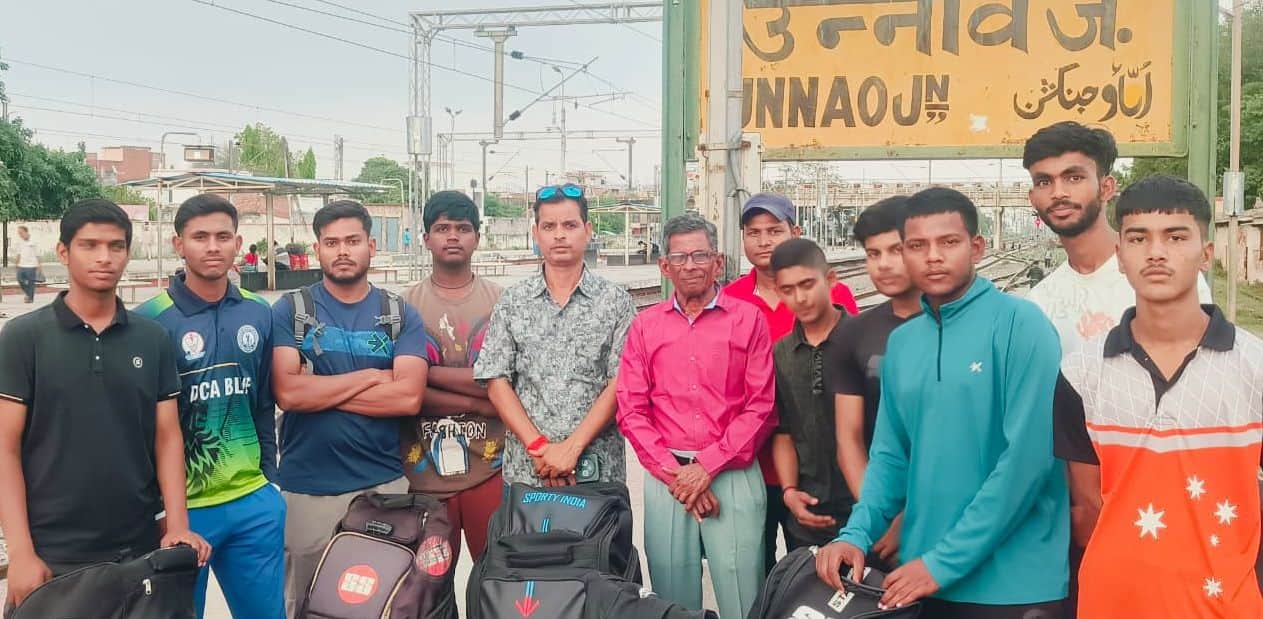 फोटो-19-रेलवे स्टेशन से लखनऊ के लिए रवाना होते क्रिकेट खिलाड़ी। स्रोत: खिलाड़ी।