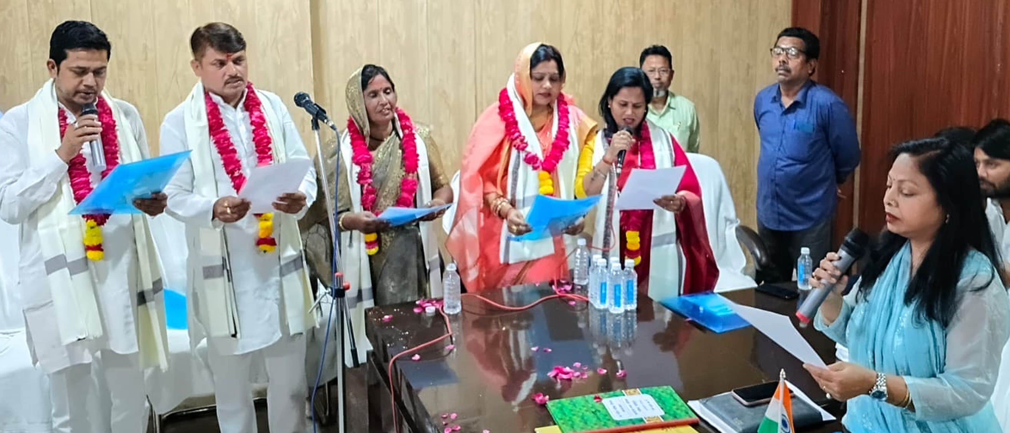 फोटो-22-सदर नगर पालिका में नामित सदस्यों को शपथ दिलाती एसडीएम। संवाद
