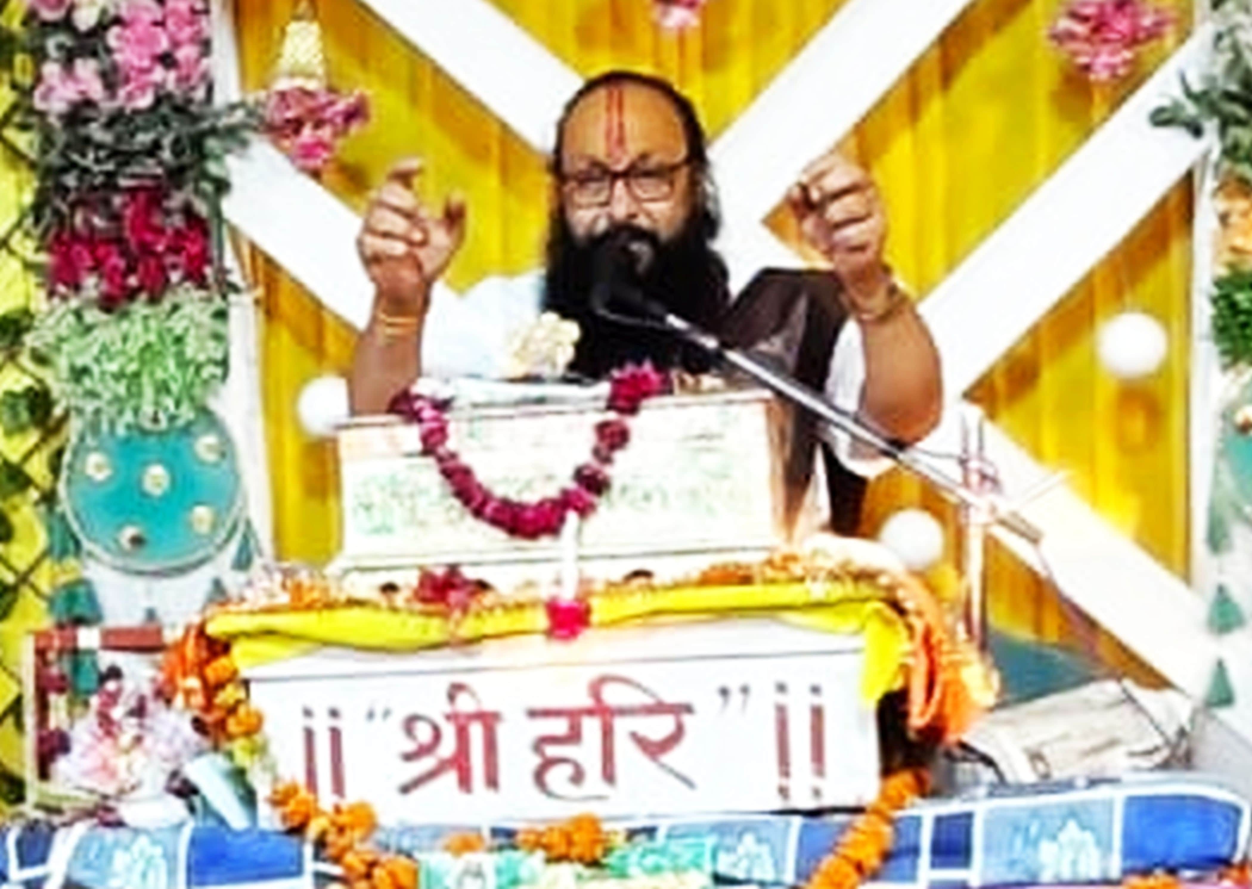 फोटो-27-कथा कहते प्रवाचक हरिभजन दास। संवाद