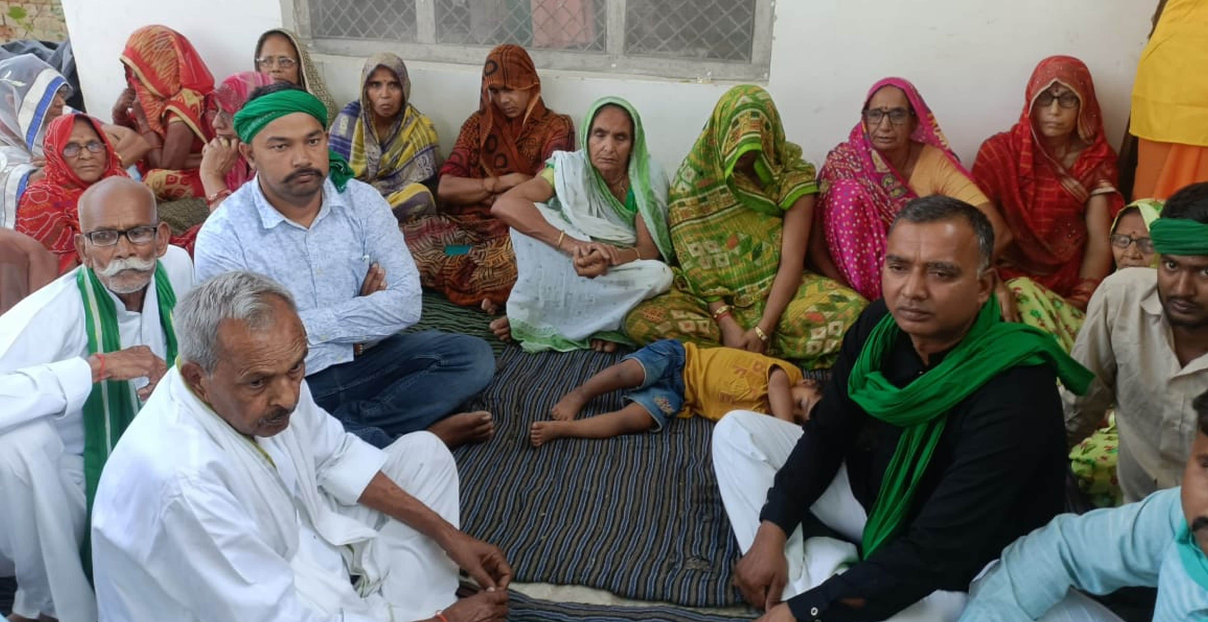 फोटो-30-अखरी में आमरण अनशन पर बैठा तिहरे हत्याकांड का पीड़त परिवार। संवाद