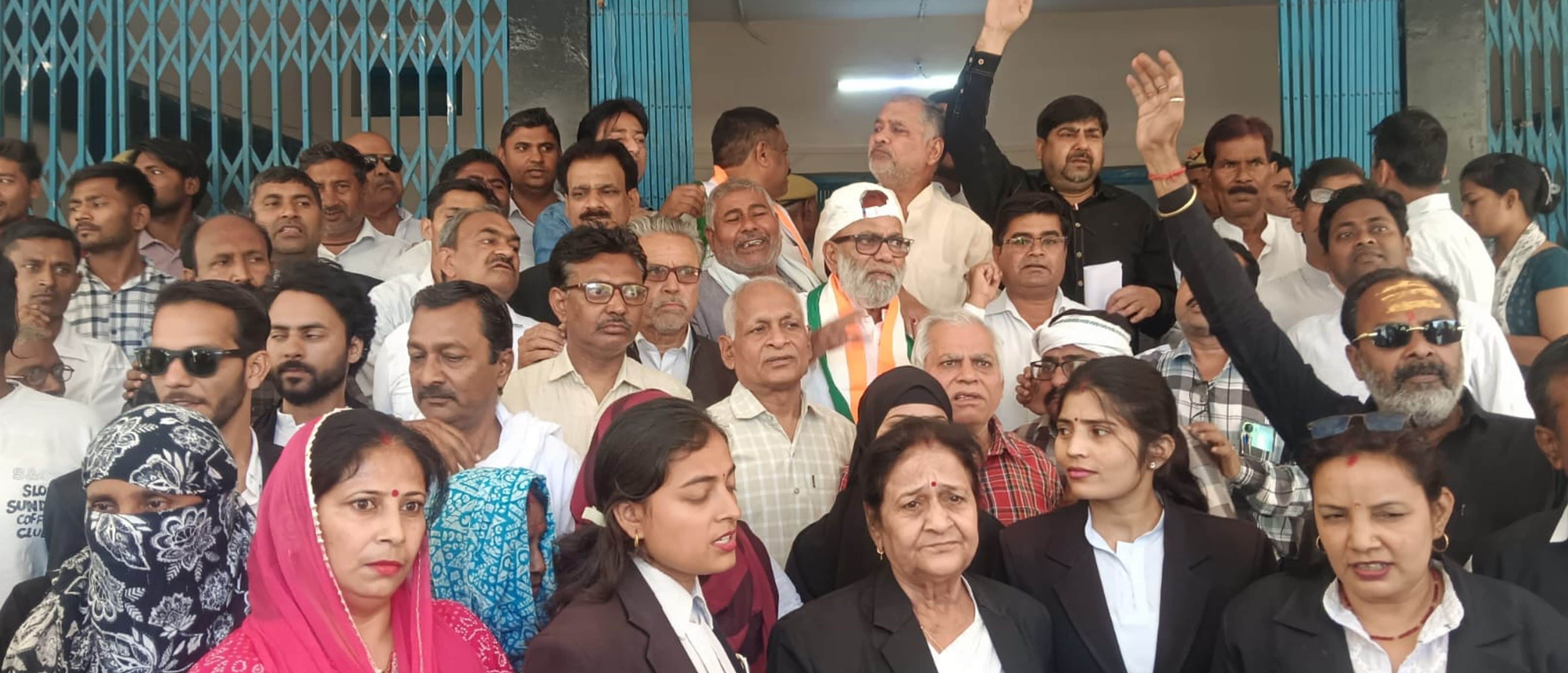 फोटो-34-कलेक्ट्रेट में प्रदर्शन करते कांग्रेसी। संवाद