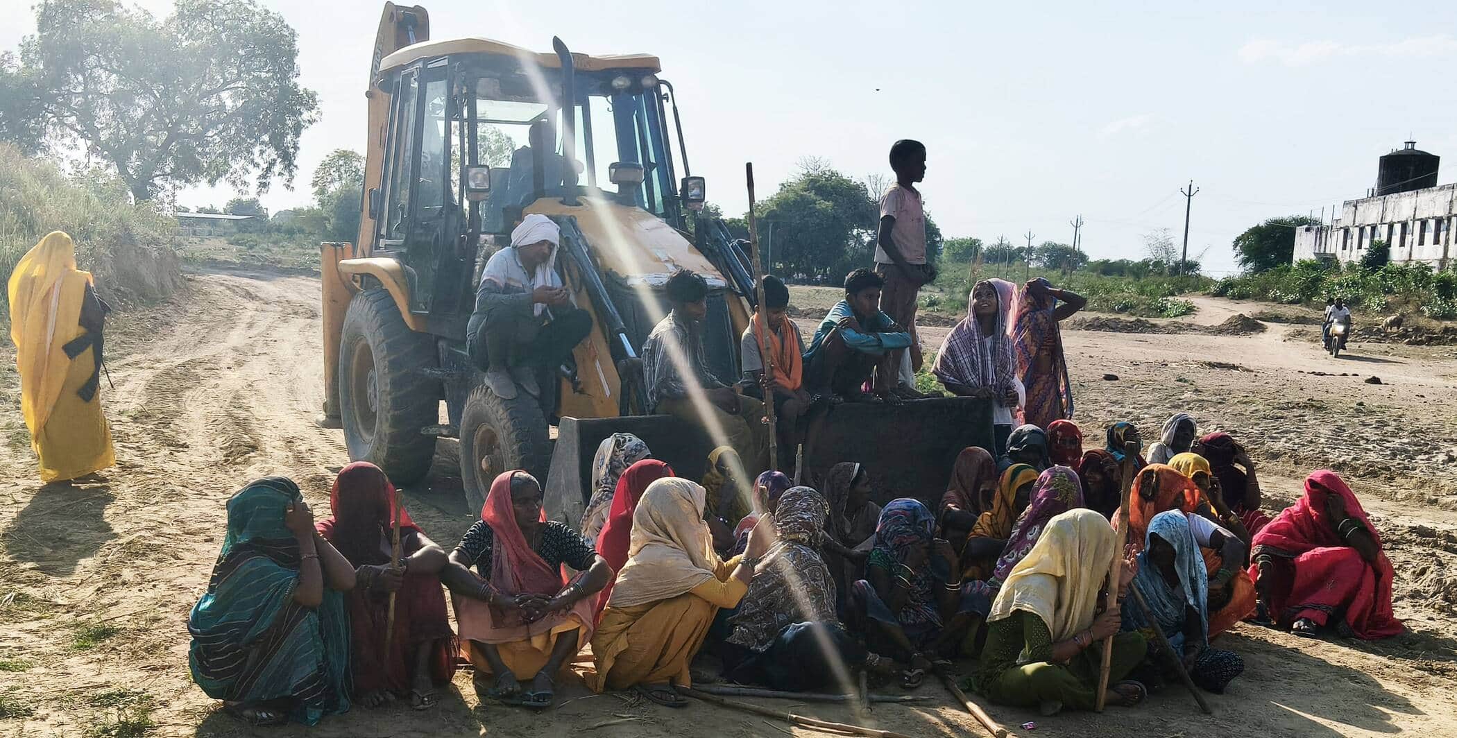 फोटो-36-जेसीबी के सामने बैठी महिलाएं। संवाद