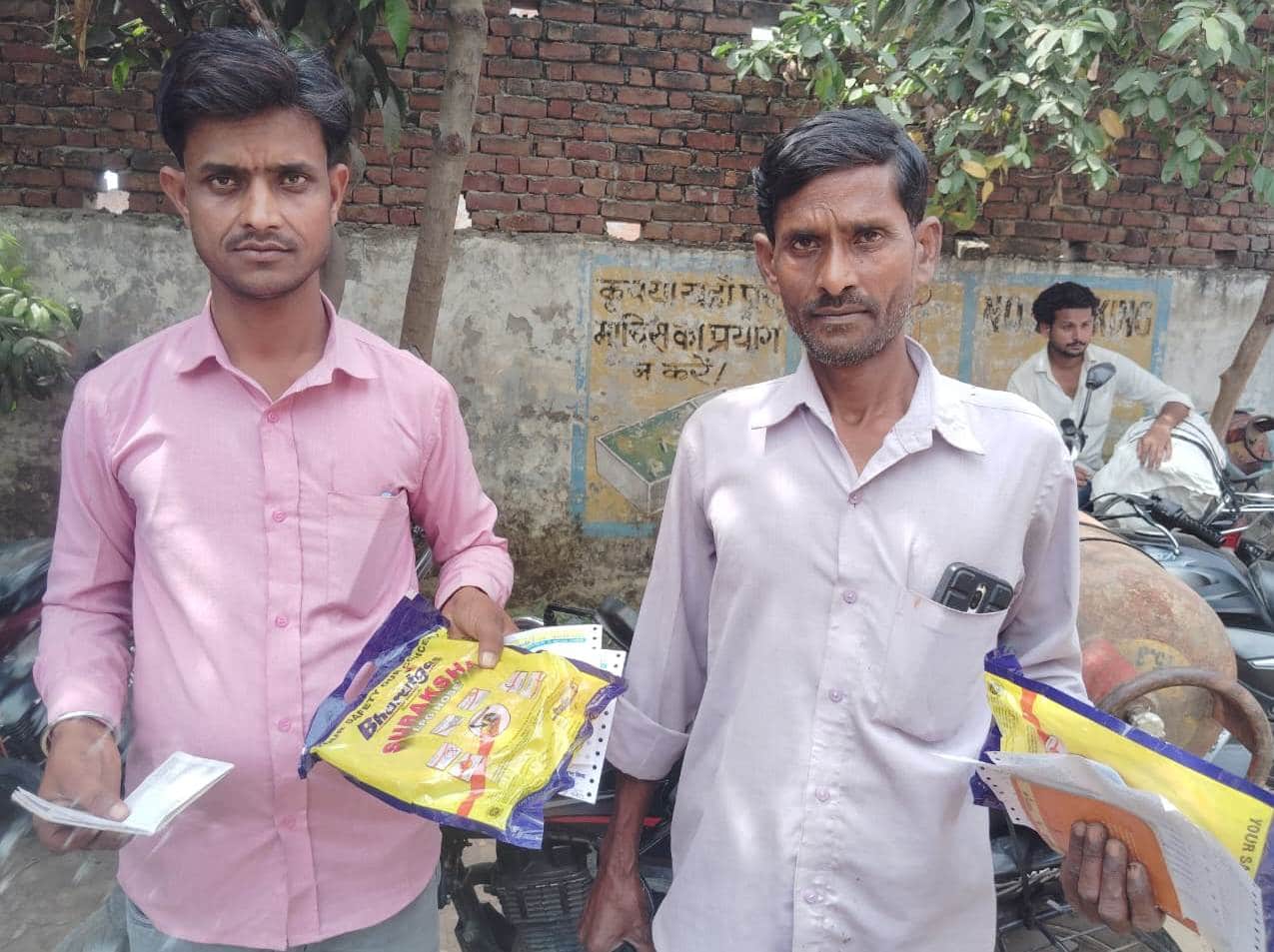 फोटो-38सिलिंडर के साथ जबरन दी गई गैस पाइप दिखाते ग्राहक। संवाद