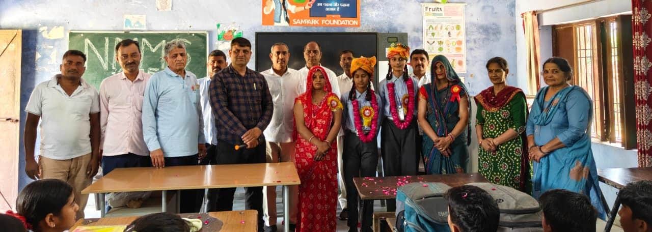 फोटो नंबर-02राजकीय उच्च विद्यालय हमीदपुर की छात्राओं को सम्मानित करते स्टाफ सदस्य व ग्रामीण। 