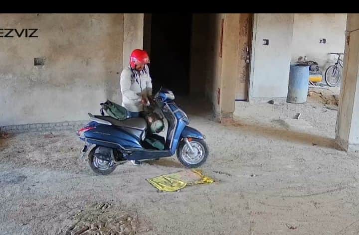 फोटो नंबर-03निर्माणाधीन मकान से मोटर व अन्य सामान चोरी कर लेकर जाता व्यक्ति। स्रोत-सीसीटीवी