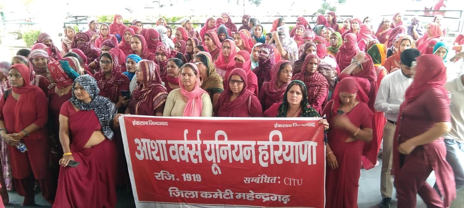 फोटो नंबर-05मांगों को लेकर लघुसचिवालय में प्रदर्शन करती आशा वर्कर्स। स्रोत-यूनियन