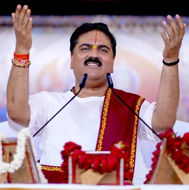 फोटो परिचय। देवबरा धाम पिपरी में श्रीराम कथा कहते राजन महाराज तथा कथा सुनते श्रद्धालु महिला पु