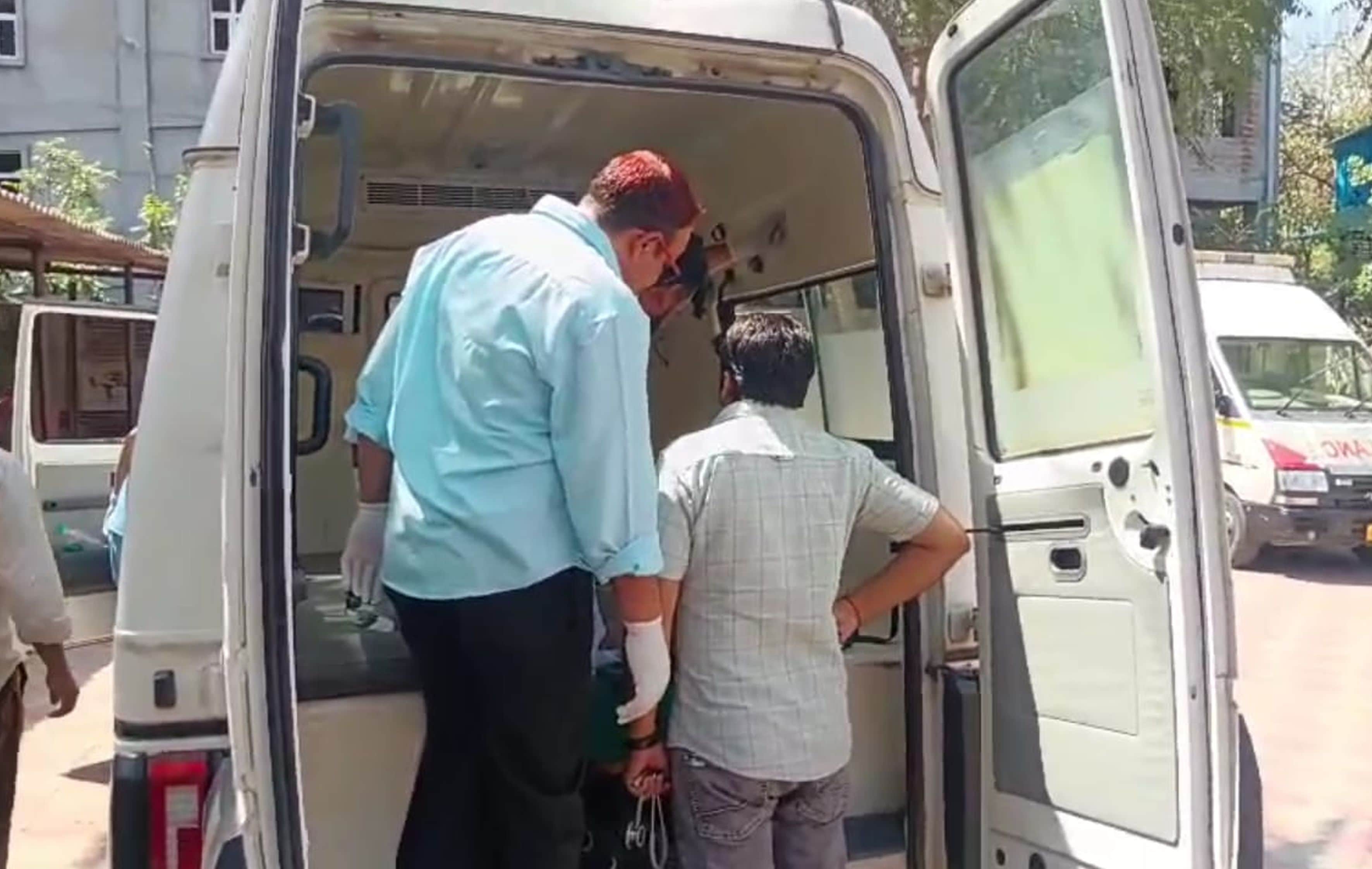 फोटो संख्या: 51 नागरिक अस्पताल में मृतक के शव को उतारते कर्मचारी व परिजन। संवाद