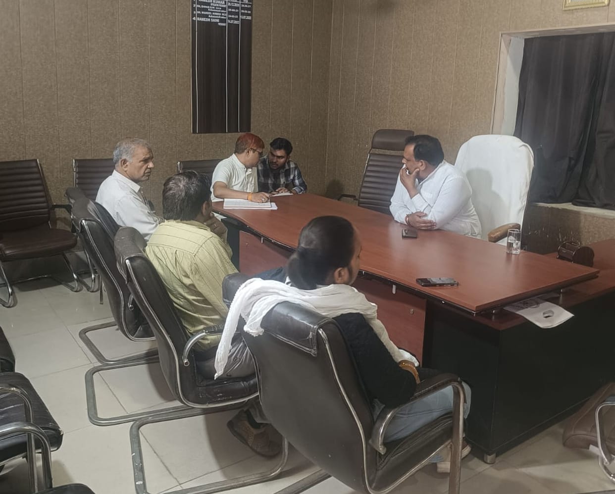mahendragarh nagar palika budget baithak sthagith parshad gairhazir