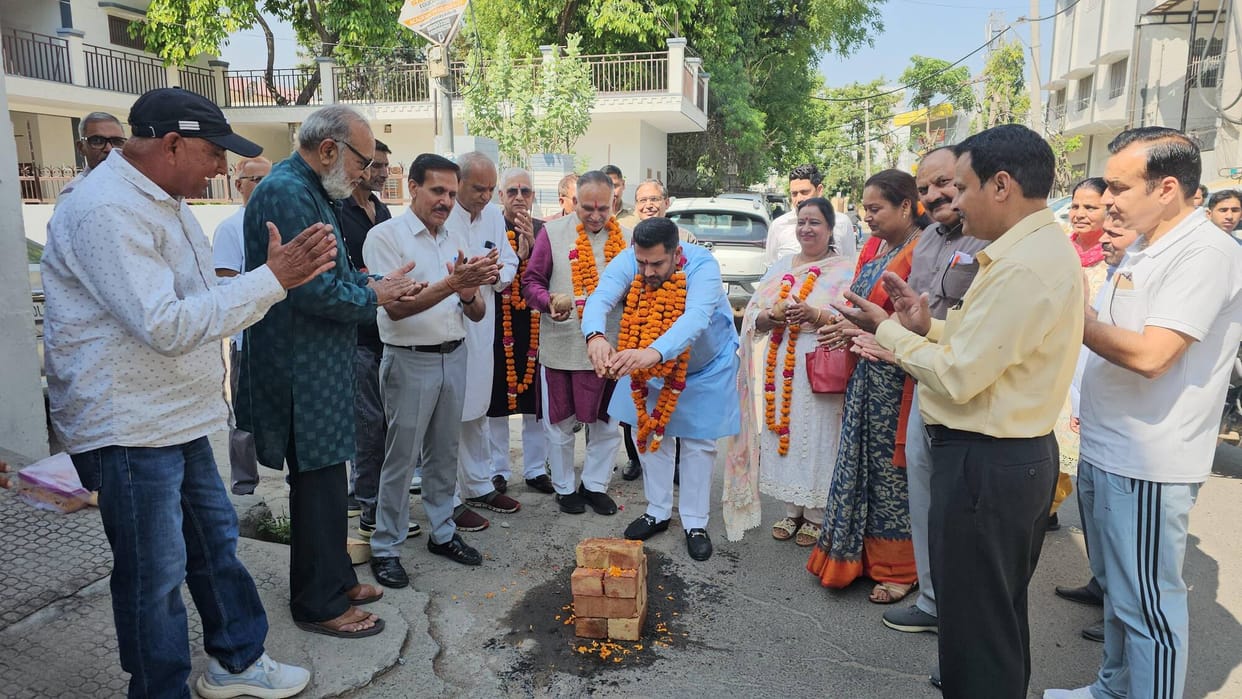 Work on laying sewer line from Hindu School to Panchayat Bhawan begins