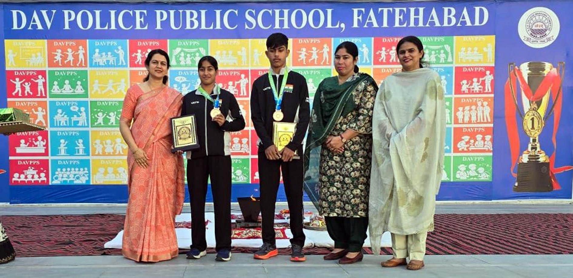 फतेहाबाद के डीएवी पुलिस स्कूल में जूनियर वर्ल्ड वुशु चैपिंयनशिप के विजेताओं को सम्मानित करतीं 