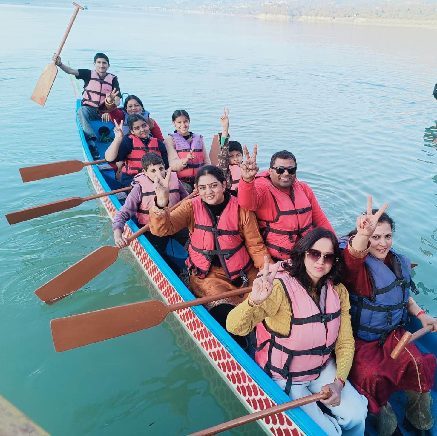 गोबिंद सागर झील में प्रशिक्षण लेते युवक युवतियां। संवाद