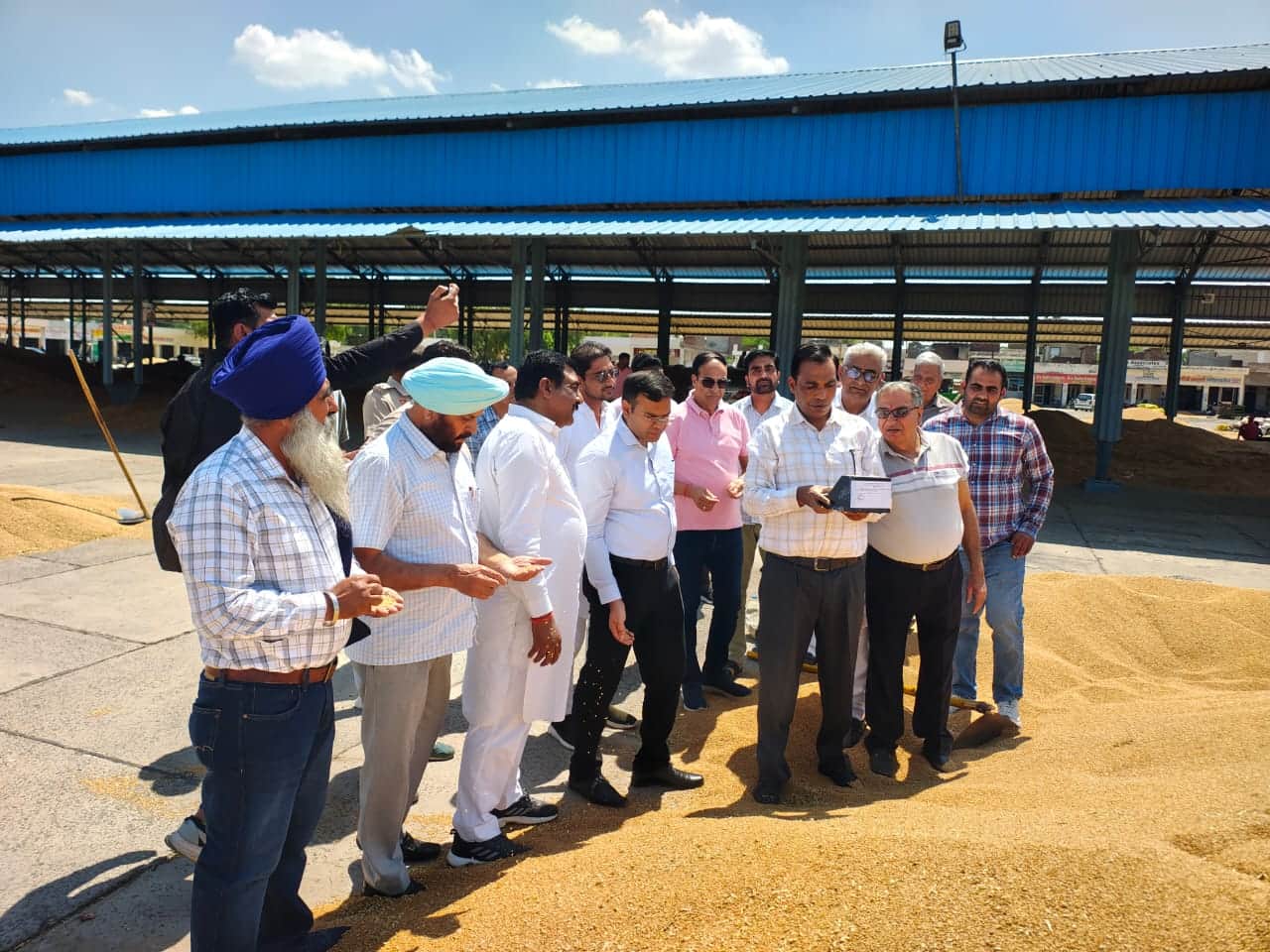 गेहूं खरीद का शुभारंभ करते एसडीएम।