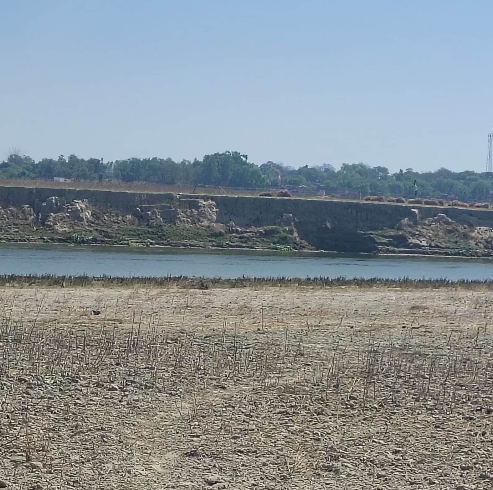 गोमती नदी का नीरसहिया घाट। 