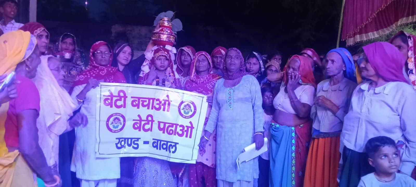 गांव रायपुर में पहली कन्या के जन्म पर कुआं पूजने जाती नवजात कन्या की मां व अन्य महिलाएं। स्रोत:
