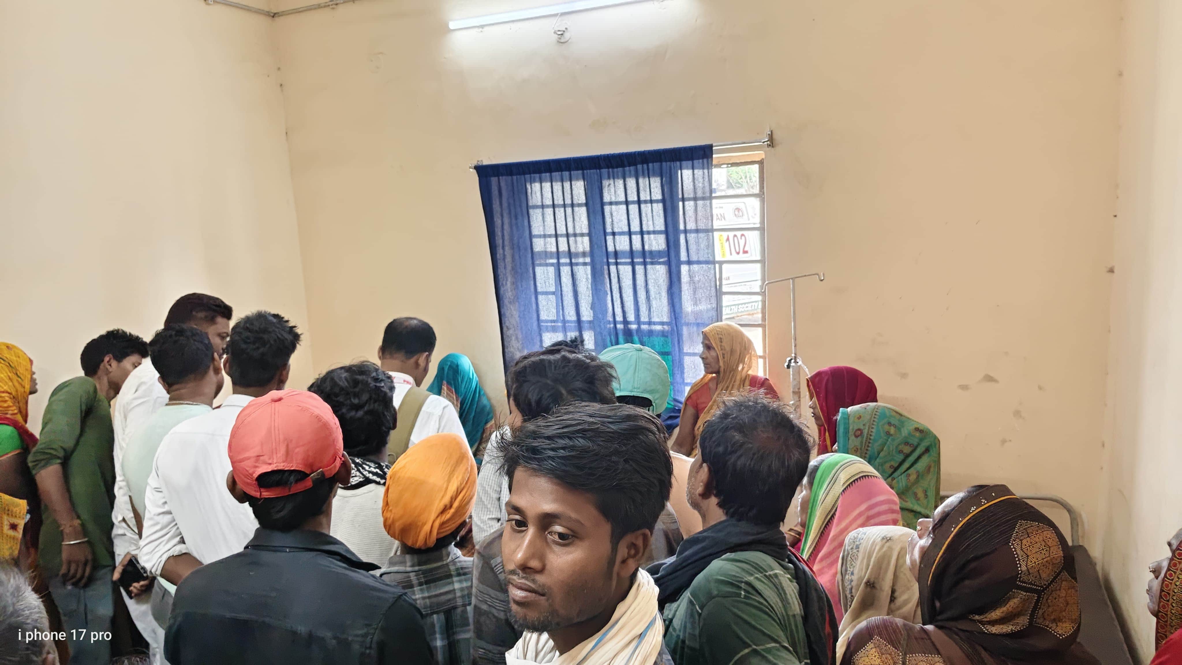 घटनास्थल पर मौजूद लोगों की भीड़