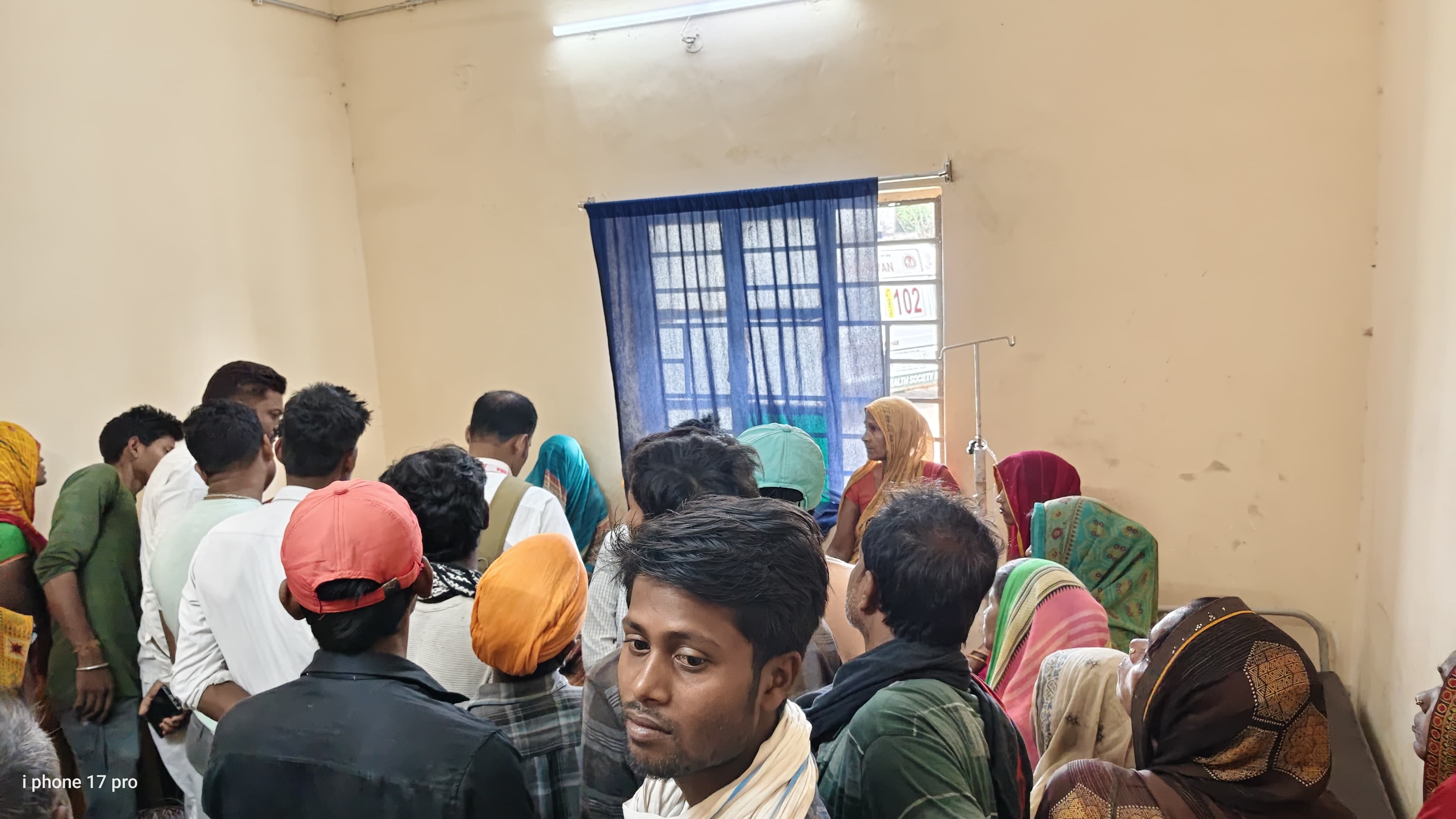 घटनास्थल पर मौजूद लोगों की भीड़