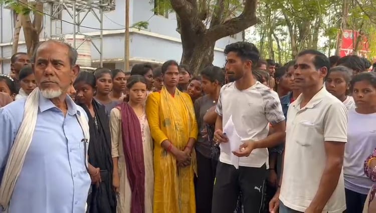 Jharkhand: चतरा में होमगार्ड बहाली पर हंगामा, अभ्यर्थियों ने लगाए अनियमितता के आरोप; अभ्यर्थियों का प्रदर्शन