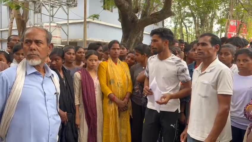 हंगामा करते अभ्यर्थी