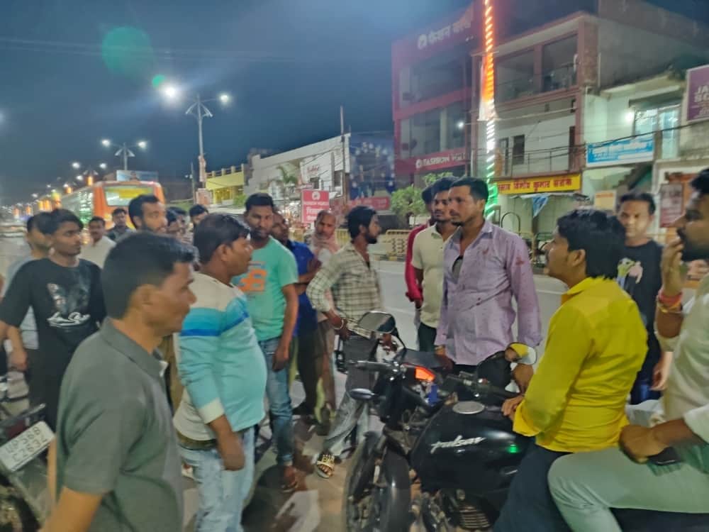 हाइवे पर दुर्घटना के बाद उलझे बस व आटो चालक।