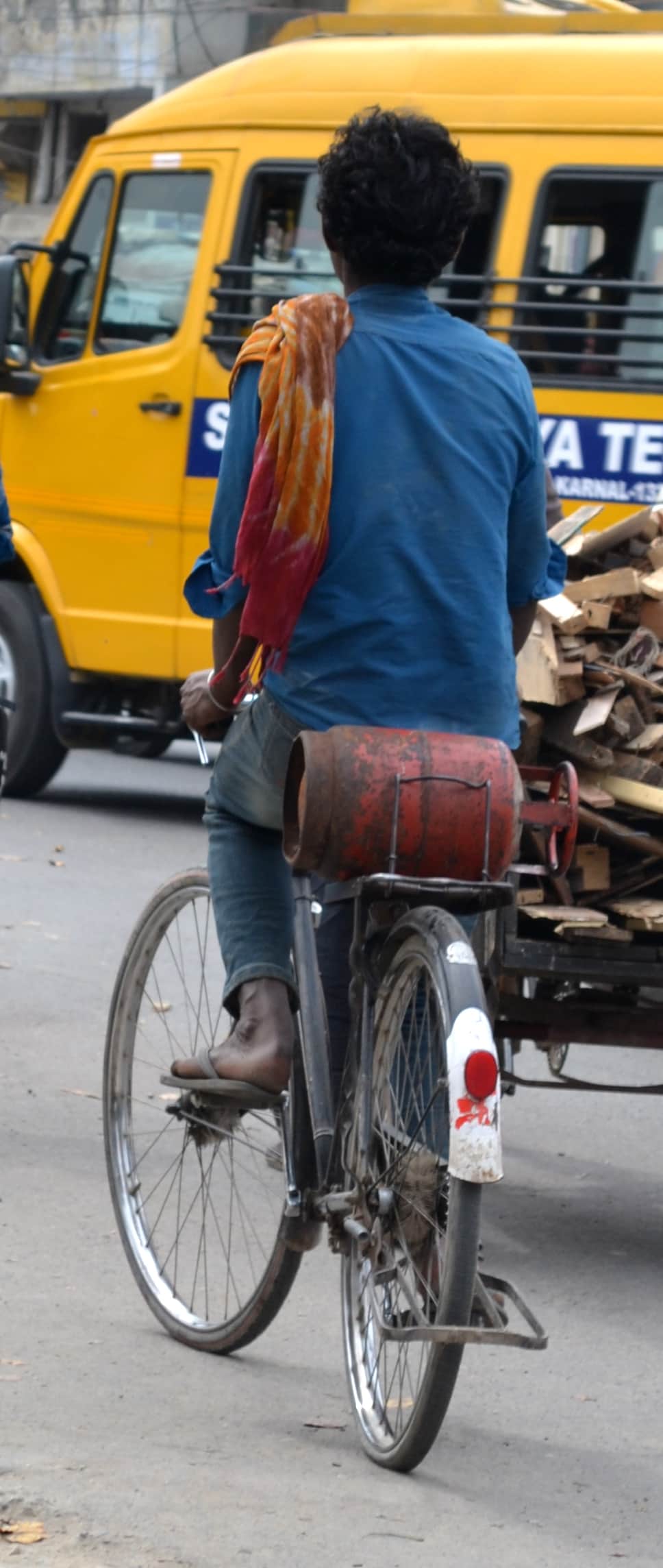 हांसी रोड पर अपनी साईकिल के कैरियल पर छोटा गैस सिलिंडर रखकर गैस भरवाने के लिए भटकता मजदूर। संवा