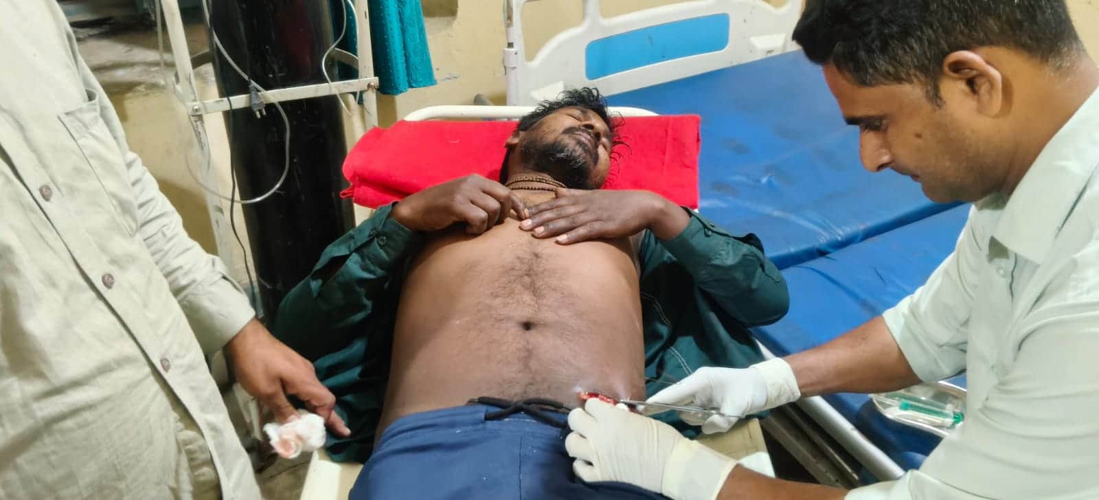 हस्तिनापुर में आवारा सांड के हमले से घायल दीपांकर सीएचसी में ईलाज के दौरान स्रोत संवाद