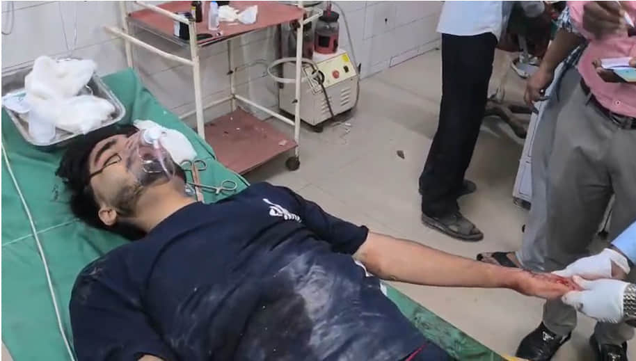 जिला अस्पताल में चल रहा घायल हर्ष का इलाज। संवाद