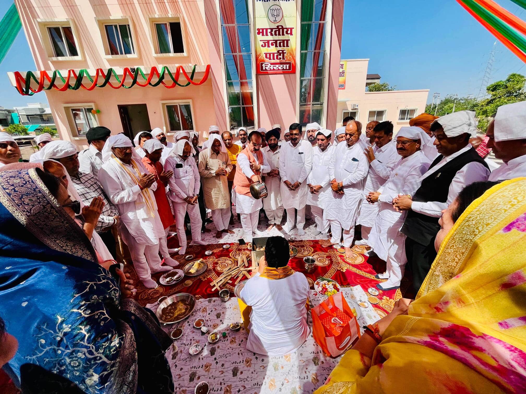 जिला कार्यालय सरसाई कमल में  हवन करते हुए भाजपा नेता व कार्यकर्ता। पार्टी